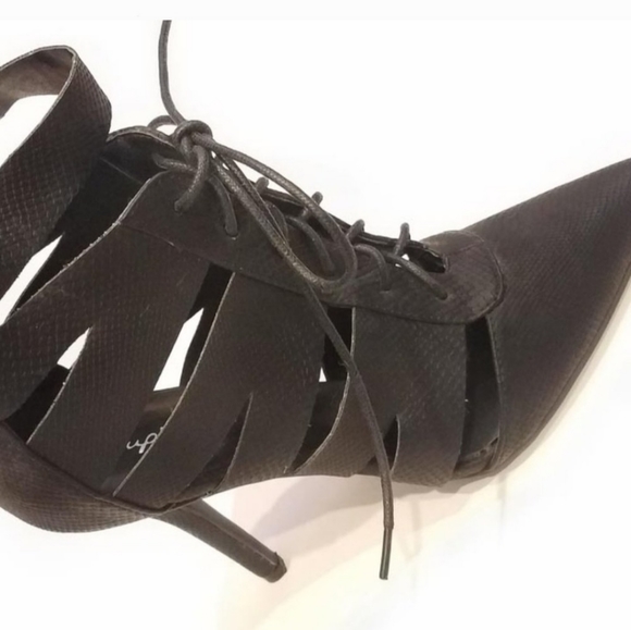 Qupid cut out lace-up pointed toe booties - Picture 2 of 5